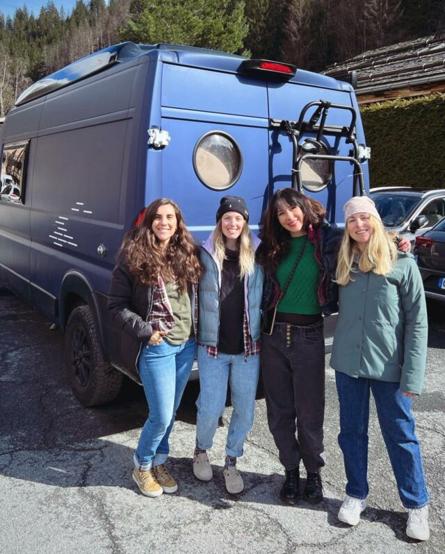 Van Ski Trip  dans les Dolomites 😍😍😍
Les free rideuses @clementinejunique @marieetournier @charlene_plaisance filmées par @theadventur_her commencent aujourd’hui leur ski trip en van dans les Dolomites magiques à bord du van Øberwild. Nous sommes très fiers de les accompagner ❤️
Elles ont déjà exploré ensemble la Norvège et la Slovénie.
Suivez leur road-trip and reveal your #mobilemind